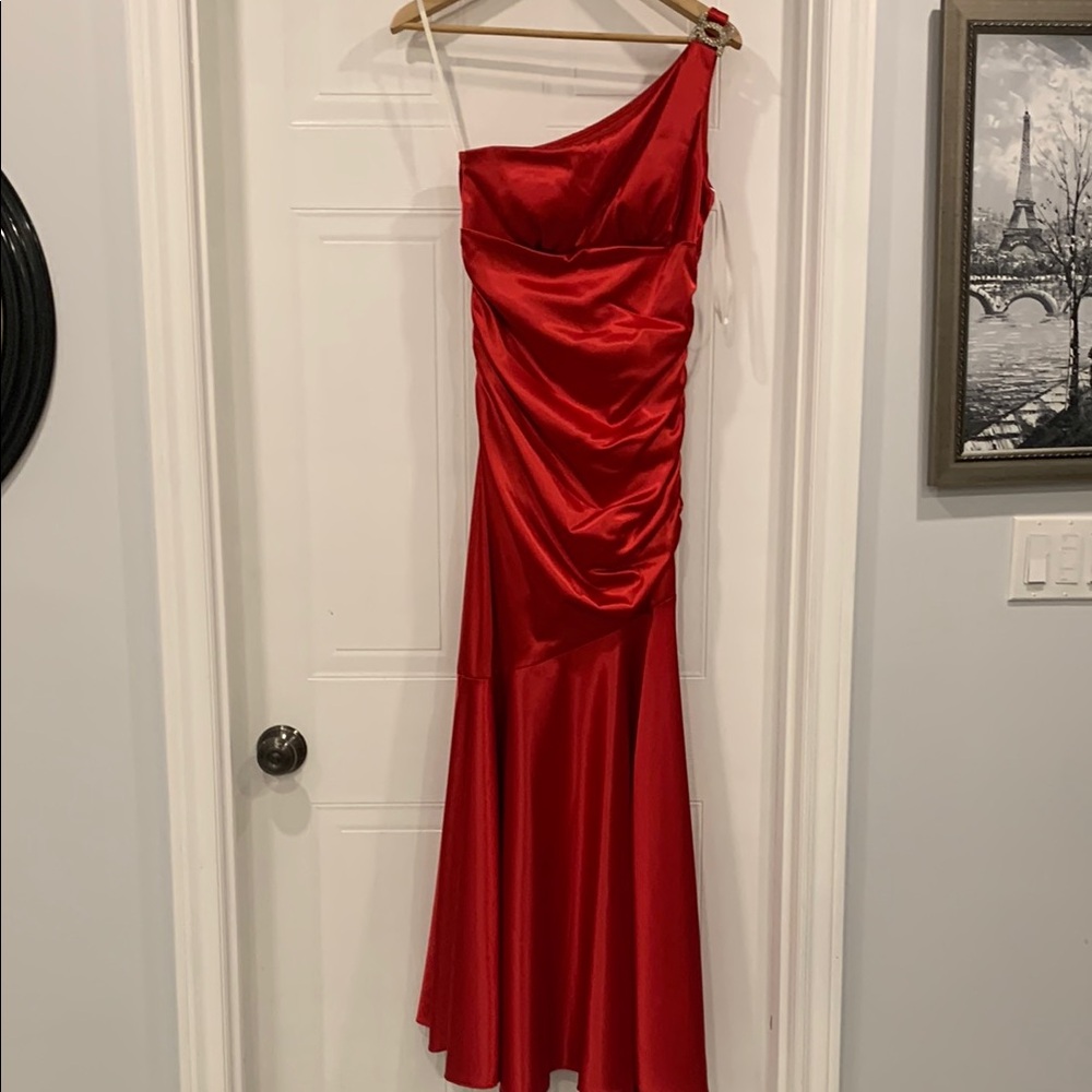 Elegant Red One-Shoulder Dress